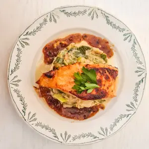 Saumon grillé au miel et baies roses sur son lit de poireaux
